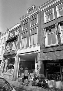 128880 Gezicht op de voorgevel van het huis Oudegracht 204 te Utrecht.